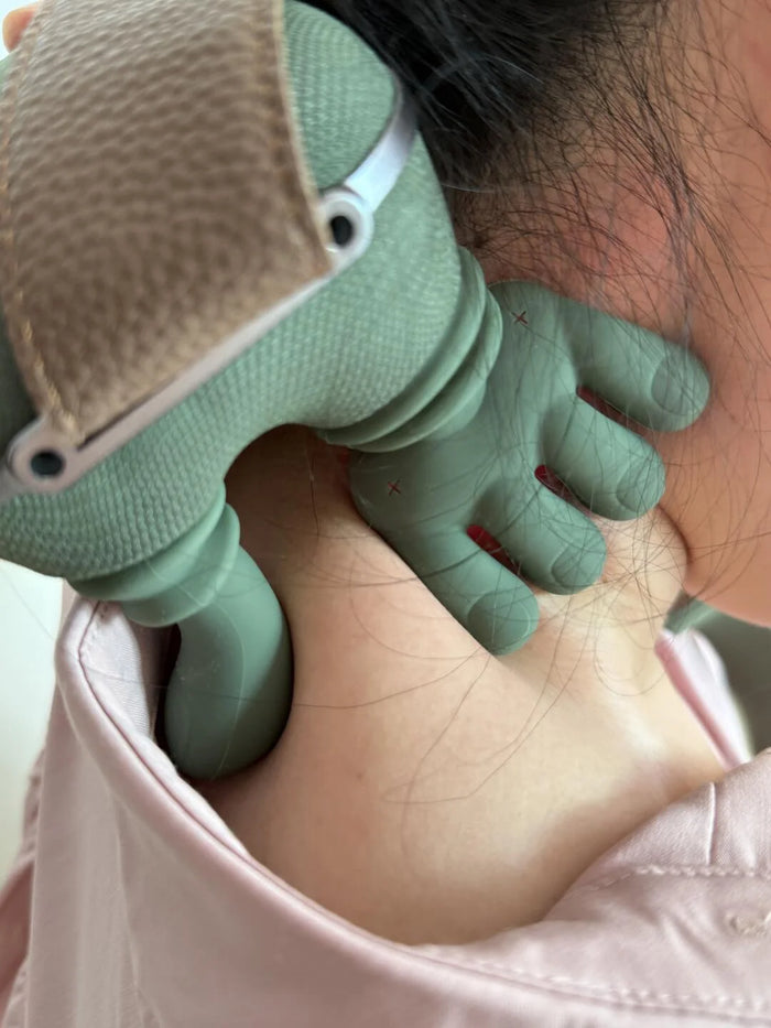 Cliente usando el masajeador en el cuello